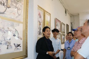 陳清景主席介紹畫作。