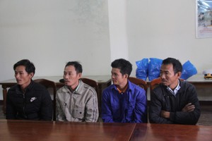 獲救並安全送上岸的４名漁民。（圖源：阮秀）