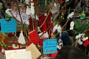 學生在書香街設計聖誕卡。