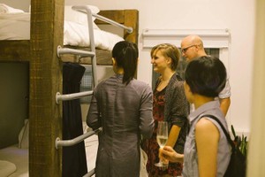 顧客參觀西貢The Dorm旅舍的房間 。