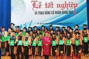 市人文社會科學大學東方學系畢業典禮師生合照。