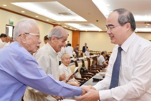 市委書記阮善仁與各退休高級幹部交談。（圖源：越勇）