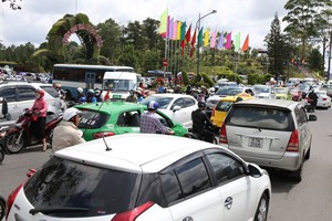 大勒市中心區域的附近道路上，車流與人流不斷湧向路面，使得出行的民眾遇上不少困難。（圖源：廷詩）