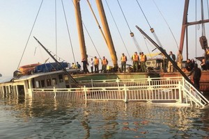 “鴻隆3109”號遊船遭駁船碰撞後沉沒。（圖源：武豆）