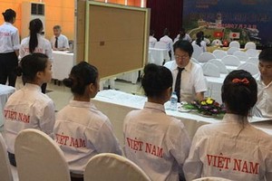 外國招聘商對勞工進行面試。