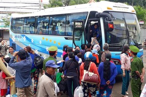 薄寮省避風民眾陸續上車回家。（圖源：維仁）