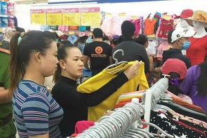 消費者在Co.opmart超市選購成衣。