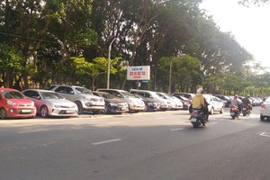 圖為沿著9月23日公園一側的停車處。（圖源：安輝）