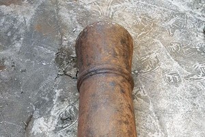 工人們在廣寧雲屯縣觀瀾鄉山豪村進行施工時挖掘出年代距今200多年的一台加農炮。（圖源：文德/越通社）