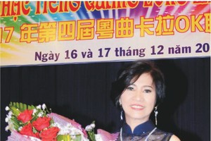 謝文英接受獎狀及祝賀鮮花。