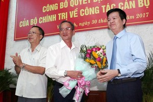 中央組織部副部長梅文政祝賀呂文雄同志(中)。