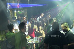 昨(30)日凌晨30分許，公安突檢212 Club 酒吧。（圖源：明慧）