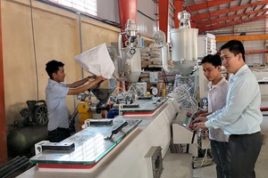 馬順通（右一）指導員工使用新引進的生產機械。