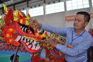 同奈省少林陳家鈞義堂武術龍獅團會長 陳昶霖為金龍點睛開光。