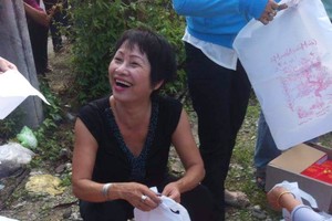 應氏蓮與平西市場商販在包裝禮物送給貧困戶。