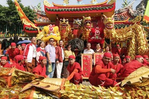 仁義堂龍獅團在溫陵會館點睛開光。