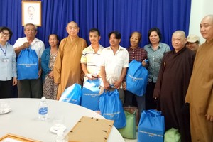 第八郡紅十字輔助會與郡佛教會配合，昨(2)日下午在坊人委會會場慰問6個家庭並贈送禮物。