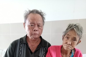 黃順華在醫院陪伴妻子。