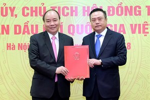 政府總理阮春福(左)向原諒山省省委書記陳仕清頒發越南國家油氣集團(PVN) 黨委書記、董事長委任《決定》。（圖源：光孝）