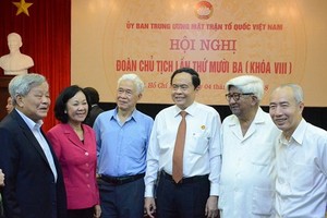 中央民運部長張氏梅（左二）、越南祖國陣線中央委員會主席陳清敏（左四）與各代表交流。