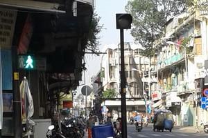 在人行道上如此停車阻擋行人去路 絕對不是文明之舉。