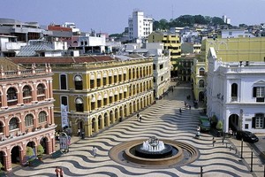 “澳門歷史城區”是一片主要圍繞澳門舊城區的歷史街區，以相鄰 的廣場和街道連接而成。