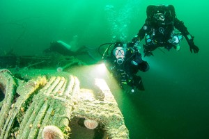 英國一位名叫帕特‧馮在斯卡帕灣潛水度過了自己80歲的生日。（圖源：互聯網）