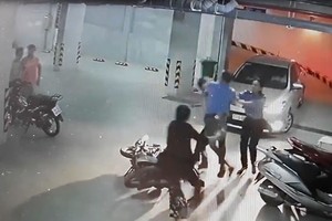 保安員打傷68歲的老人引起輿論憤怒。（圖源：視頻截圖）