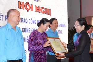 市委副書記武氏蓉頒發獎狀給工會會員。