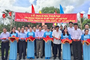 浸石天后宮與同塔省塔梅縣富田鄉政府各代表 舉行剪綵儀式。