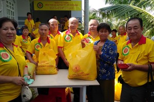 黃氏宗祠諸理事向貧戶派發禮物。