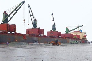 勇昂港僅於年初幾天，就有多艘貨輪絡繹不絕地駛進勇昂港裝卸貨物。