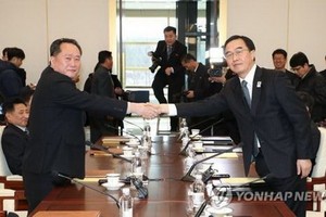 1月9日上午，在板門店，統一部長官趙明均(右)和朝鮮祖國和平統一委員會委員長李善權在會談前握手。 （圖源：韓聯社）