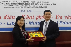 廣西外國語學院向市人文社會科學大學副校長吳氏芳蘭(左)贈送紀念品。