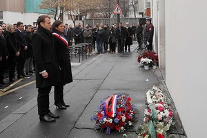 法國總統馬克龍出席３年前猶太超市恐襲事件遇難者的紀念儀式。（圖源：AFP）