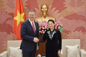 國會主席阮氏金銀接見美國大使丹尼爾‧克里滕布林克。（圖源：垂楊）