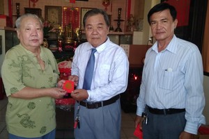 新任理事長蘇漢光（中）向長老敬送“利是”。