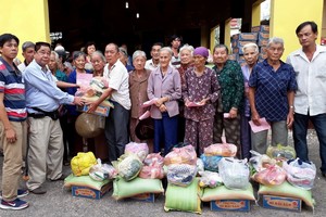 江志華老先生向高齡人贈送禮物。