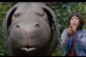 韓國電影《巨型豬Okja》（導演奉俊昊）中的情節。