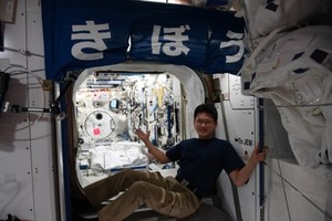 日本宇航員金井在太空３週長高２釐米。（圖源：Twitter）