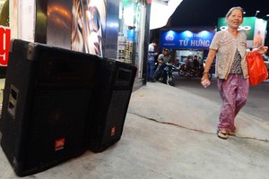 在平盛郡杭青區域某人行道上的兩部音量開到極致，以推銷 產品的擴音設備，給民眾造成莫大的噪音污染。