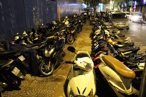 圖為本市第一郡的某一人行道存車處。（圖源：維陳）