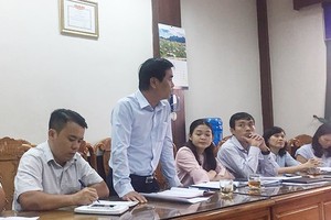 市輔業勞務中心代表在會議上匯報有關勞動者的失業津貼解決情況。（圖源：紅絨）