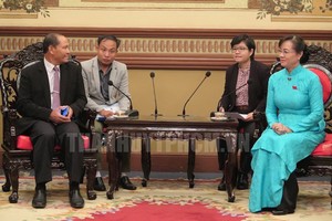 市人民議會主席阮氏決心(右)接見老撾國會經濟技術與環境委員會主任本邦‧西蘇勒。（圖源：市黨部新聞網）