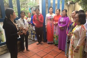 越華婦女正參觀華運資料印刷室遺址。