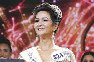 賀欣妮雅表演晚裝。