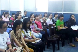 青年創作俱樂部主任曾廣健與各學員交流。