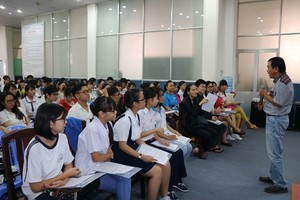 學員們正聆聽余問耕作家講課。