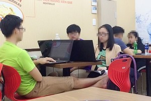 許多年輕人因為在便利店裡熬夜通宵而導致精神不振。