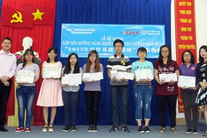 贊助商凌盈盈和劉成發向各學員頒發“佳作獎”。